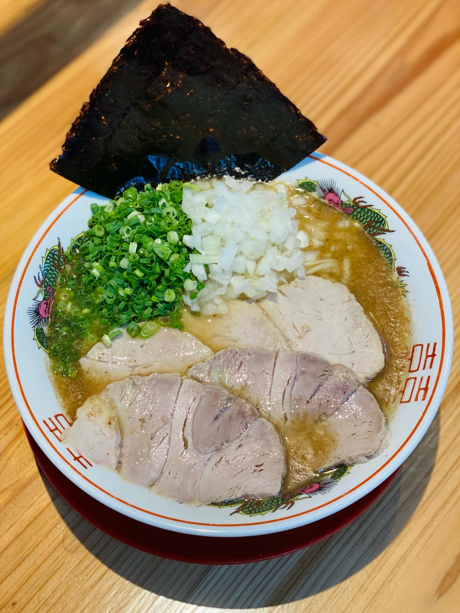 チャーシューが厚く乗った丸久のラーメン