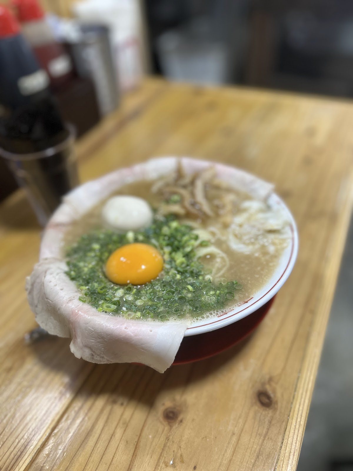 ねぎと生卵の黄身が乗った丸久のラーメン