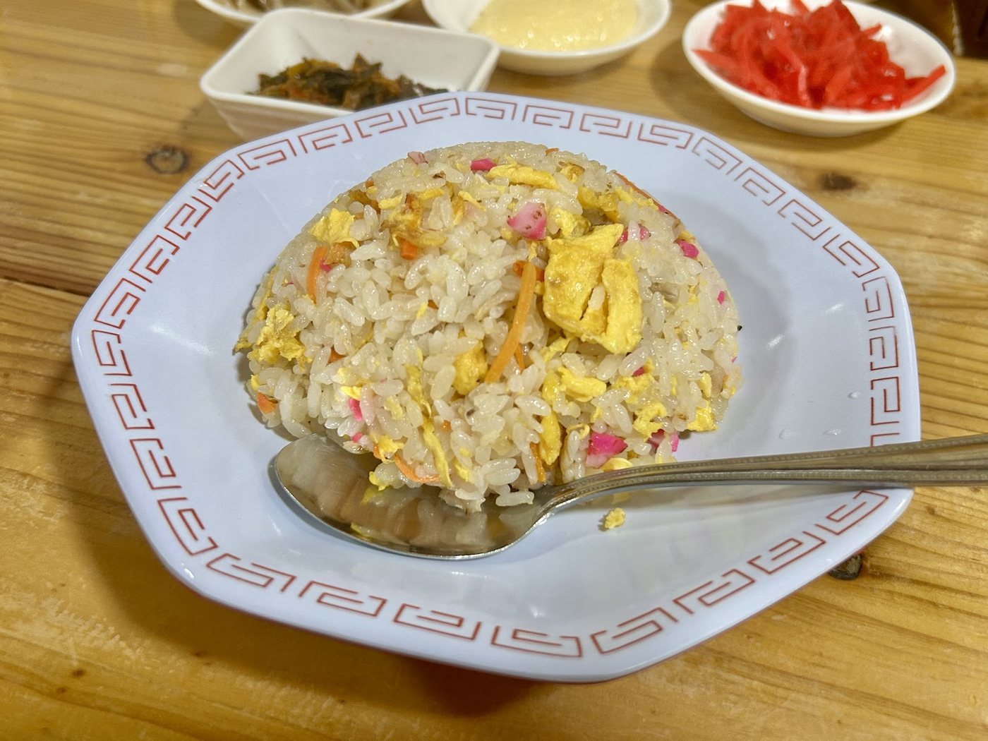 赤い縁の八角皿に盛った焼きめし