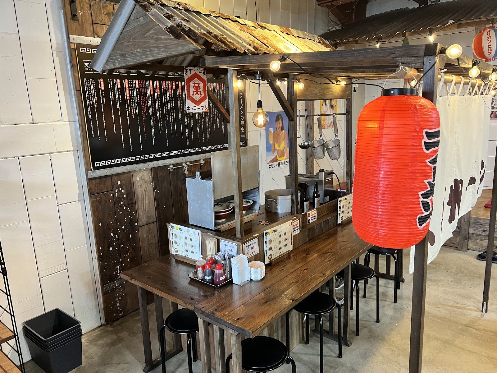 店内の屋台風カウンターと赤提灯